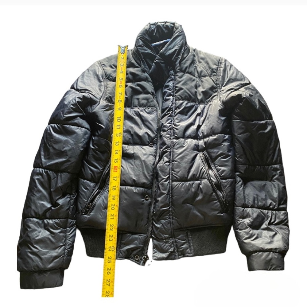 American Eagle black puffer jacket.It's a size XS and it's in a black color.